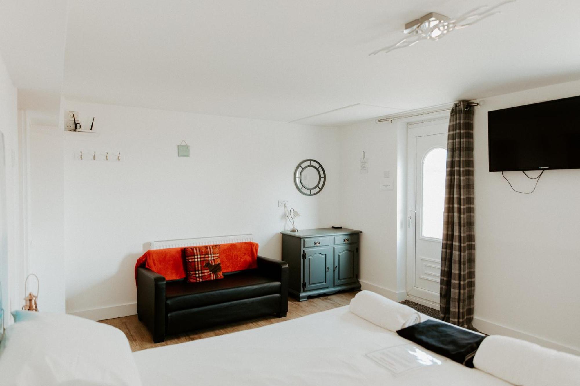 Upside Down House - Sleeps Up To 6 Guests - Great For Family And Friends Gatherings,Corporate Events ,Near Sherwood Forest At Fairview Farm In Nottingham Set In 88 Acres 外观 照片
