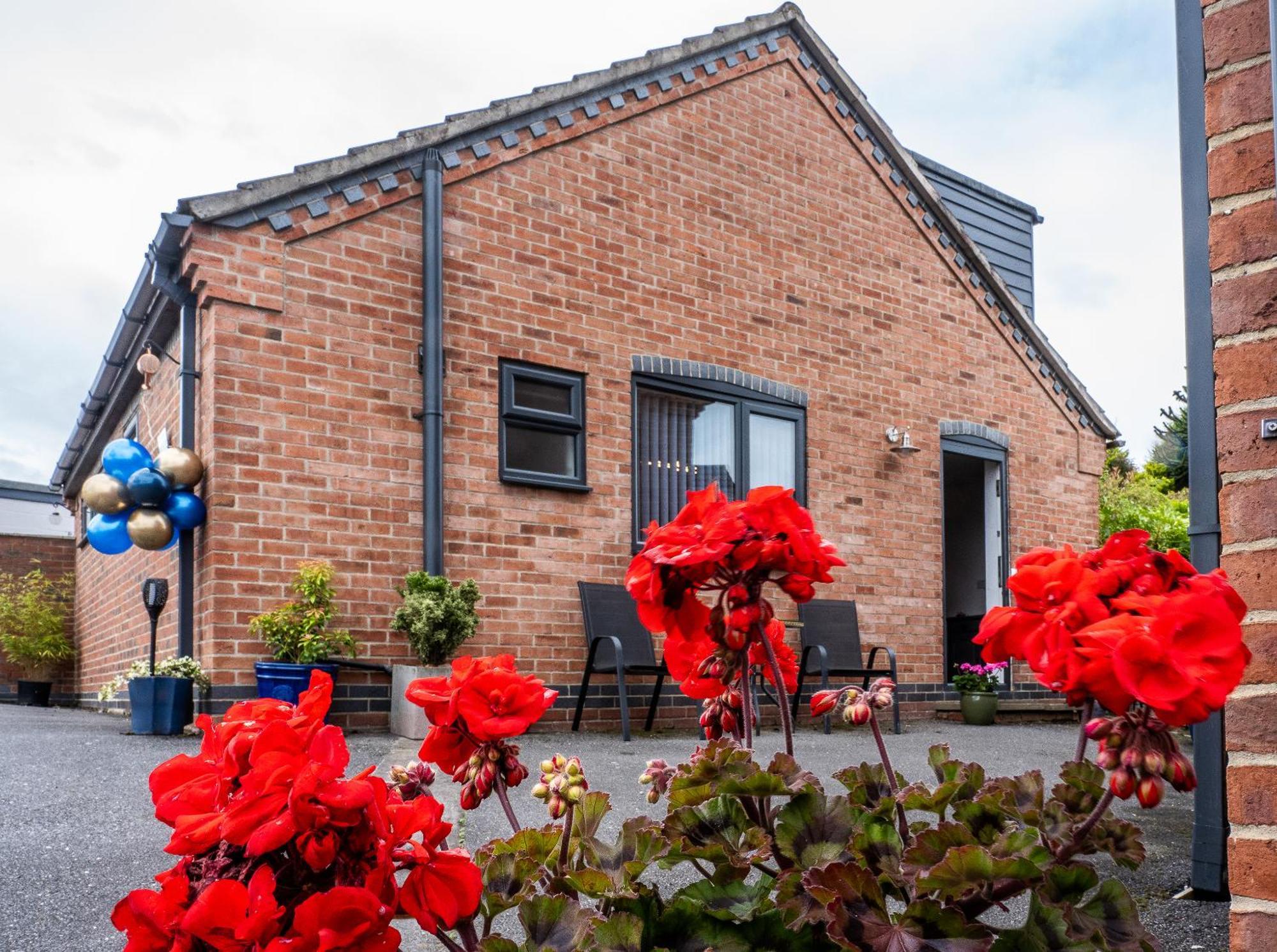 Upside Down House - Sleeps Up To 6 Guests - Great For Family And Friends Gatherings,Corporate Events ,Near Sherwood Forest At Fairview Farm In Nottingham Set In 88 Acres 外观 照片