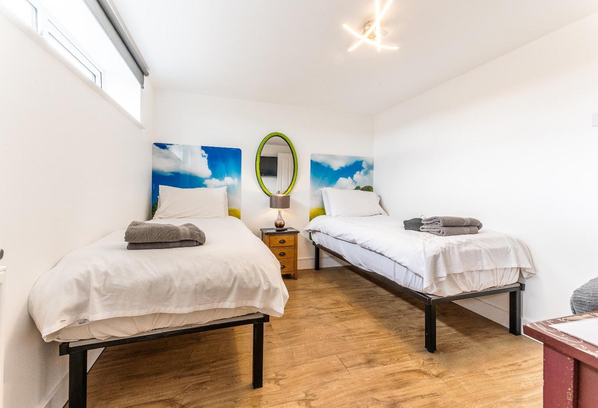 Upside Down House - Sleeps Up To 6 Guests - Great For Family And Friends Gatherings,Corporate Events ,Near Sherwood Forest At Fairview Farm In Nottingham Set In 88 Acres 外观 照片