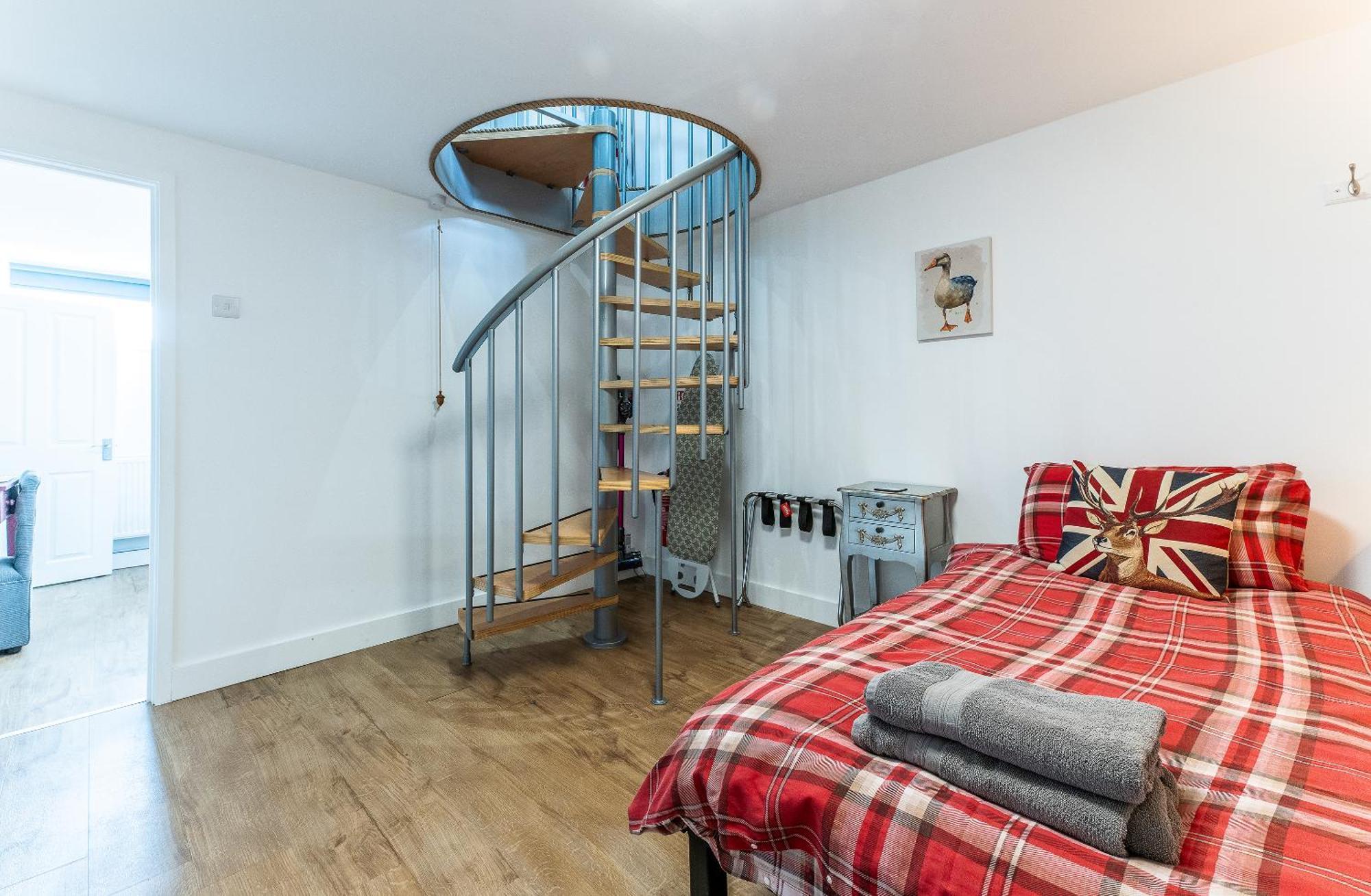 Upside Down House - Sleeps Up To 6 Guests - Great For Family And Friends Gatherings,Corporate Events ,Near Sherwood Forest At Fairview Farm In Nottingham Set In 88 Acres 外观 照片