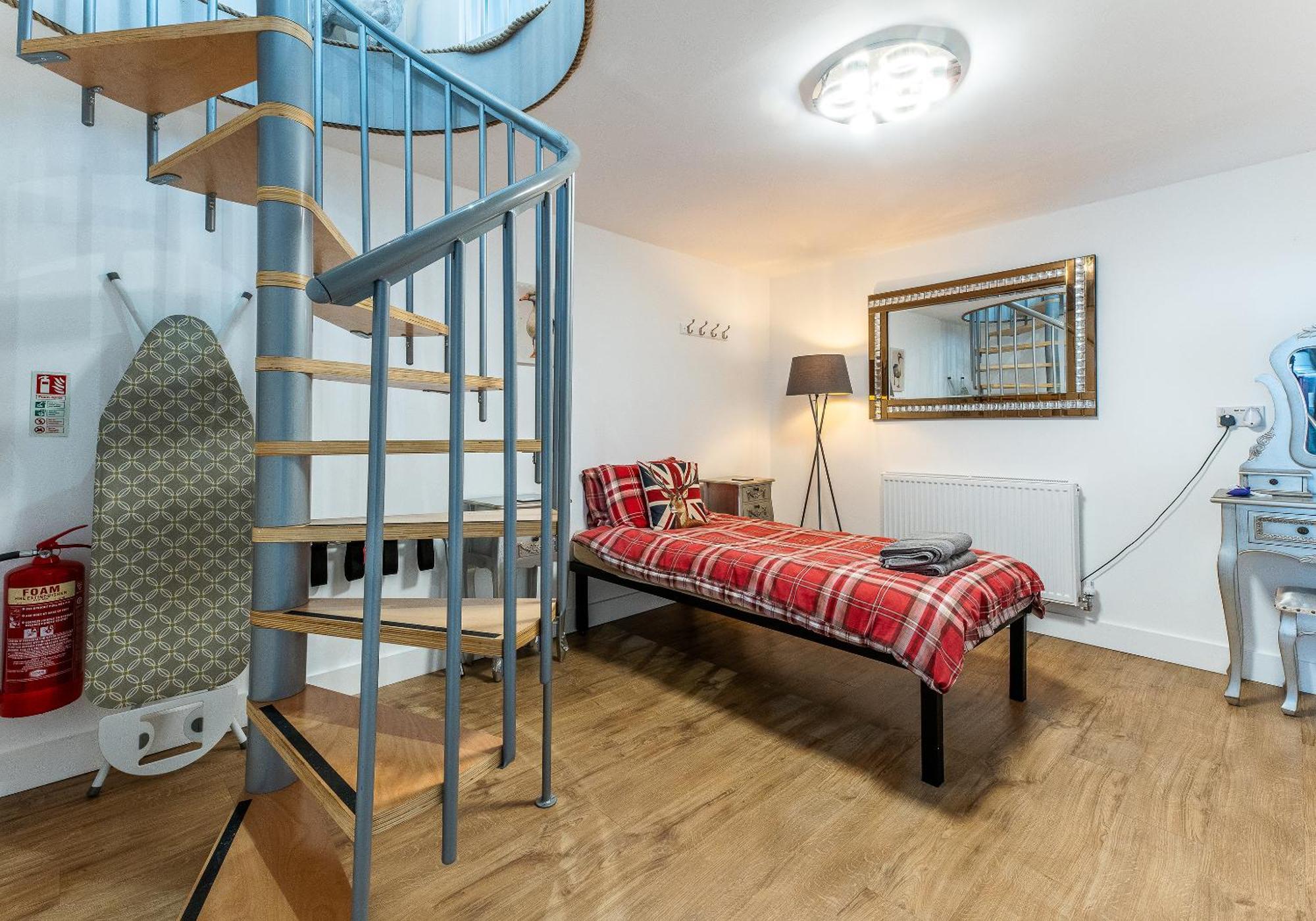 Upside Down House - Sleeps Up To 6 Guests - Great For Family And Friends Gatherings,Corporate Events ,Near Sherwood Forest At Fairview Farm In Nottingham Set In 88 Acres 外观 照片