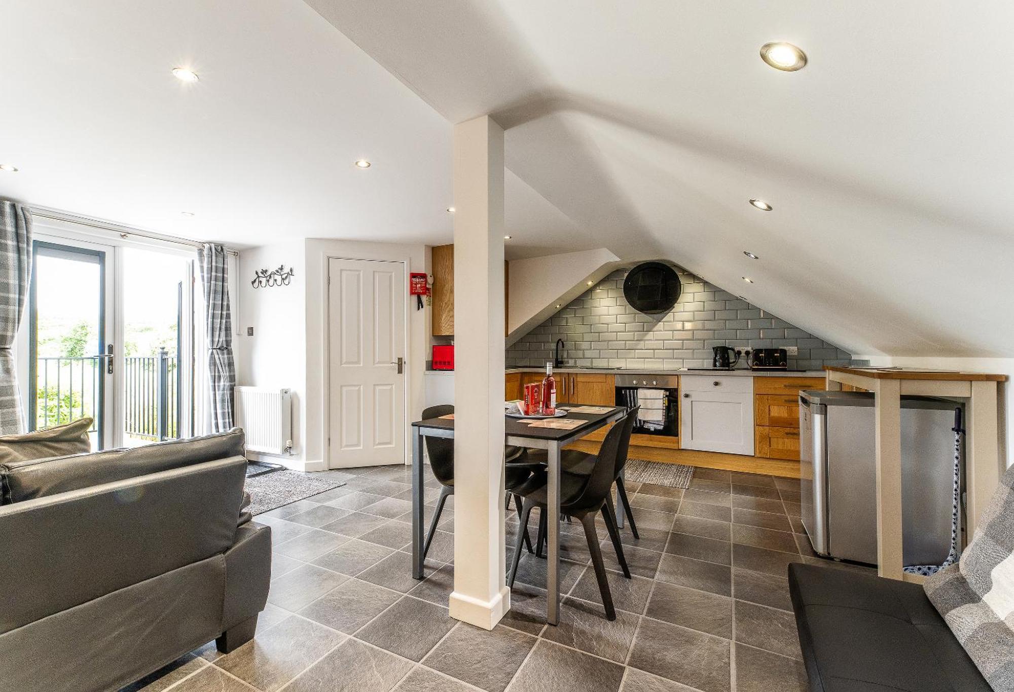 Upside Down House - Sleeps Up To 6 Guests - Great For Family And Friends Gatherings,Corporate Events ,Near Sherwood Forest At Fairview Farm In Nottingham Set In 88 Acres 外观 照片