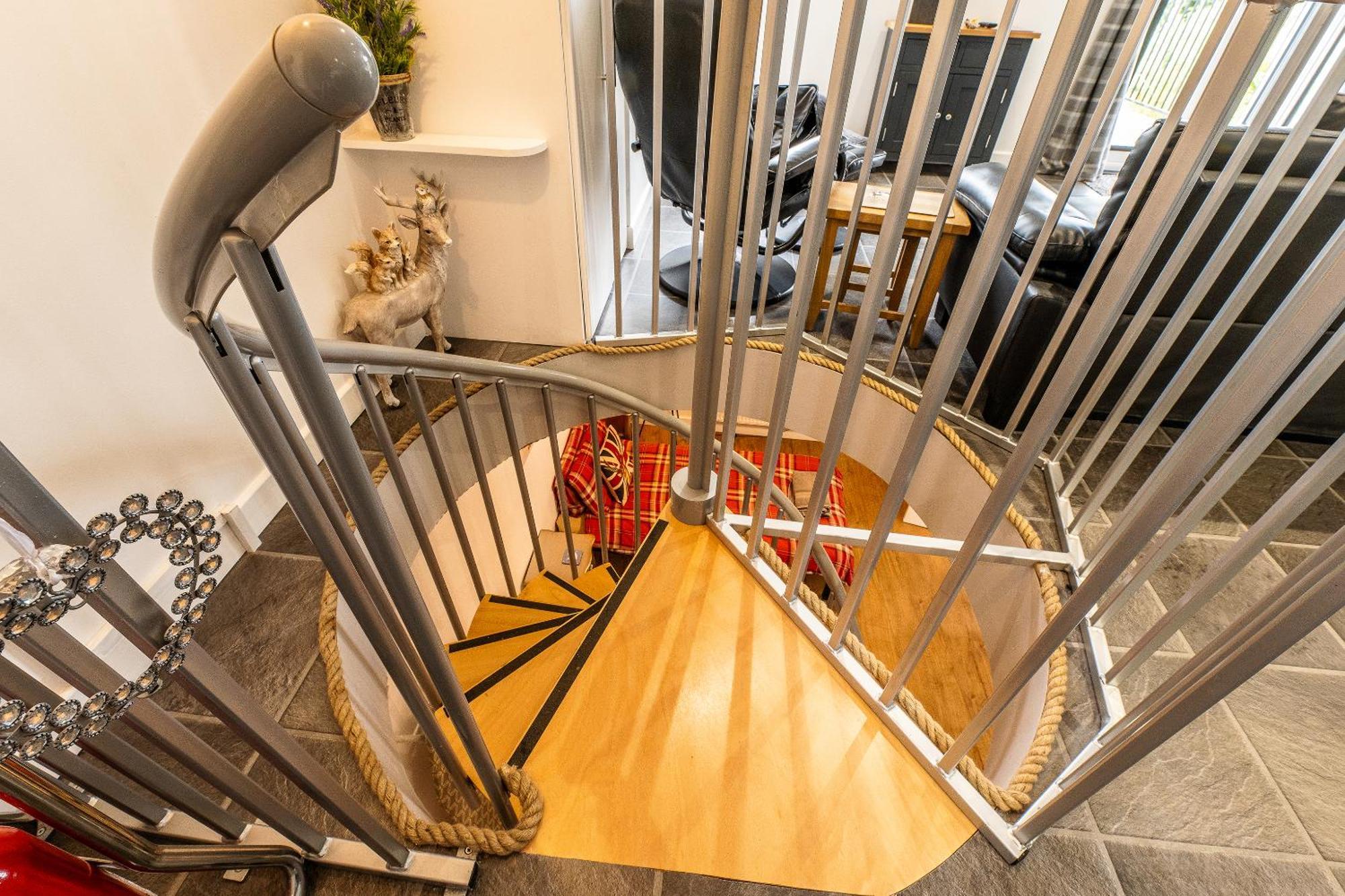 Upside Down House - Sleeps Up To 6 Guests - Great For Family And Friends Gatherings,Corporate Events ,Near Sherwood Forest At Fairview Farm In Nottingham Set In 88 Acres 外观 照片