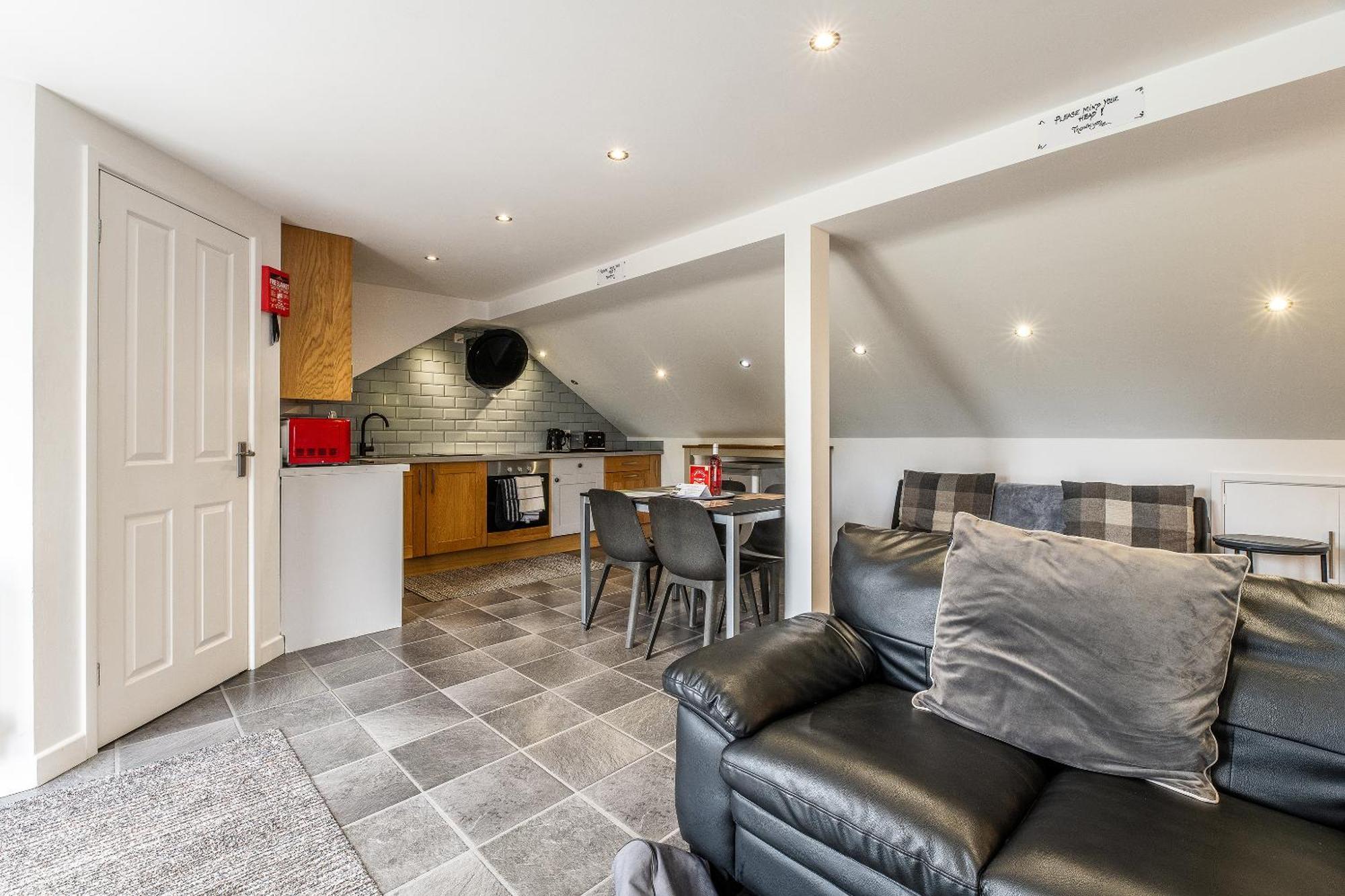Upside Down House - Sleeps Up To 6 Guests - Great For Family And Friends Gatherings,Corporate Events ,Near Sherwood Forest At Fairview Farm In Nottingham Set In 88 Acres 外观 照片