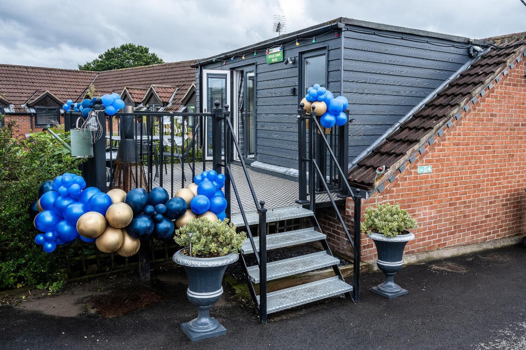 Upside Down House - Sleeps Up To 6 Guests - Great For Family And Friends Gatherings,Corporate Events ,Near Sherwood Forest At Fairview Farm In Nottingham Set In 88 Acres 外观 照片