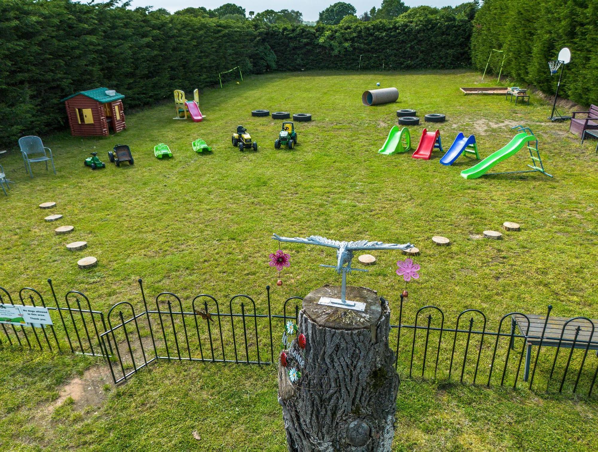 Upside Down House - Sleeps Up To 6 Guests - Great For Family And Friends Gatherings,Corporate Events ,Near Sherwood Forest At Fairview Farm In Nottingham Set In 88 Acres 外观 照片