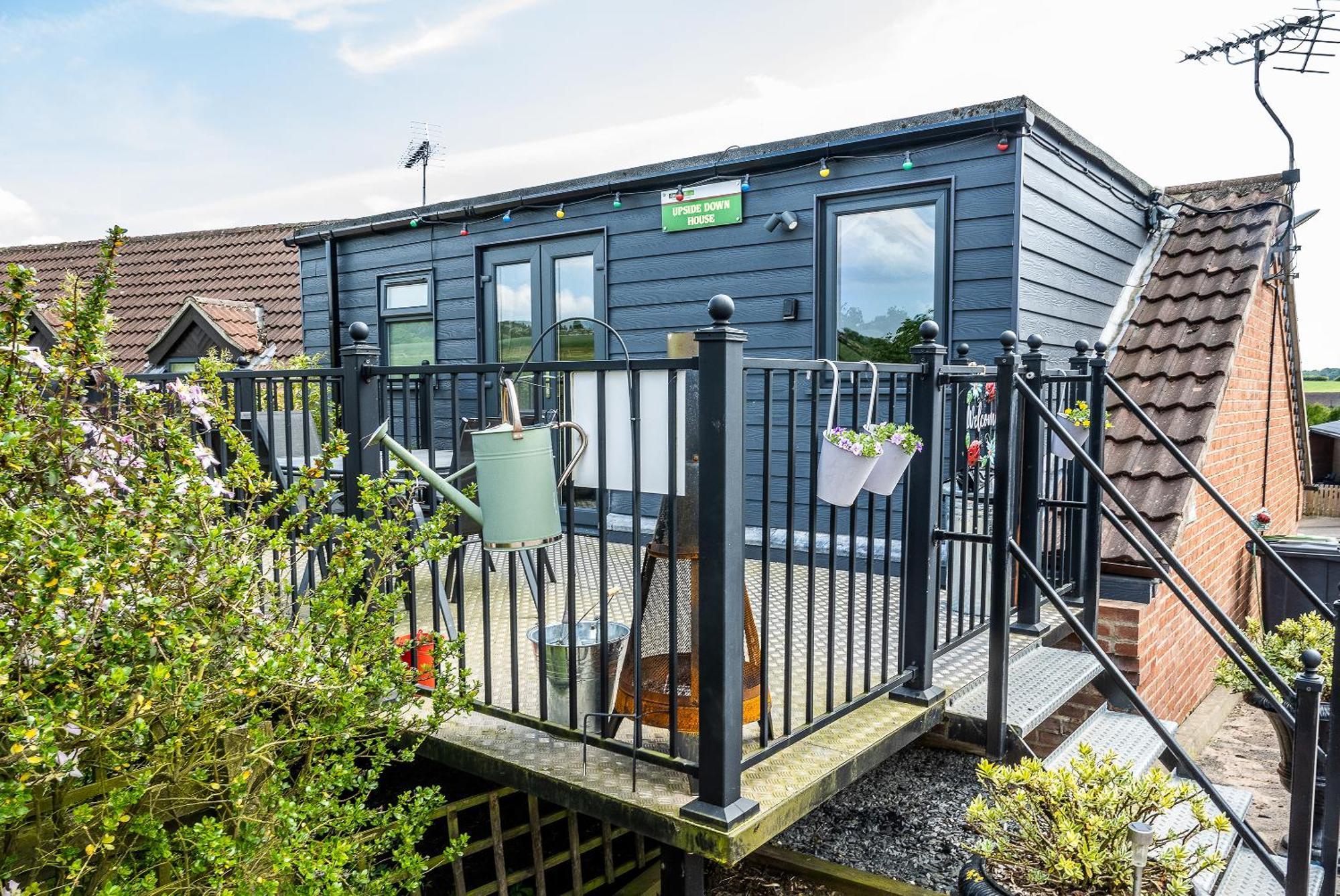 Upside Down House - Sleeps Up To 6 Guests - Great For Family And Friends Gatherings,Corporate Events ,Near Sherwood Forest At Fairview Farm In Nottingham Set In 88 Acres 外观 照片