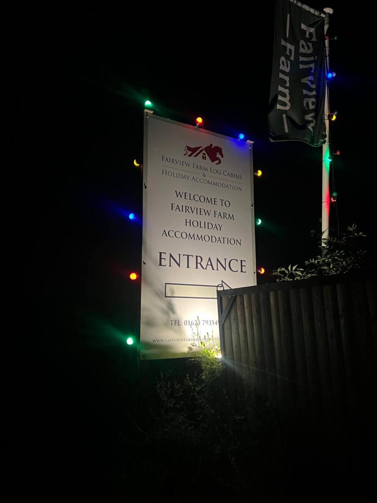Upside Down House - Sleeps Up To 6 Guests - Great For Family And Friends Gatherings,Corporate Events ,Near Sherwood Forest At Fairview Farm In Nottingham Set In 88 Acres 外观 照片