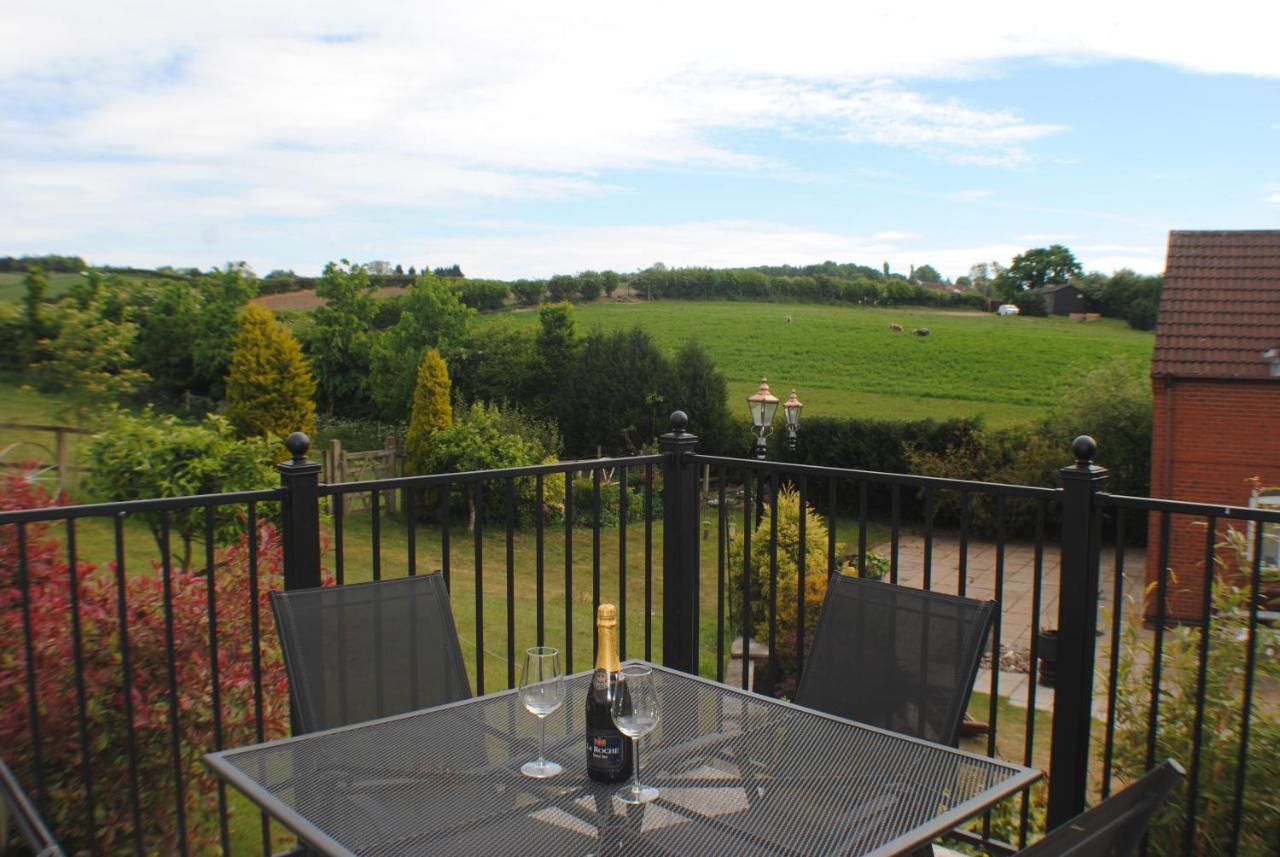 Upside Down House - Sleeps Up To 6 Guests - Great For Family And Friends Gatherings,Corporate Events ,Near Sherwood Forest At Fairview Farm In Nottingham Set In 88 Acres 外观 照片