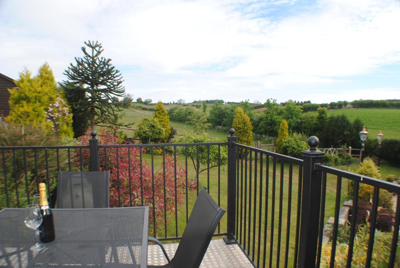 Upside Down House - Sleeps Up To 6 Guests - Great For Family And Friends Gatherings,Corporate Events ,Near Sherwood Forest At Fairview Farm In Nottingham Set In 88 Acres 外观 照片